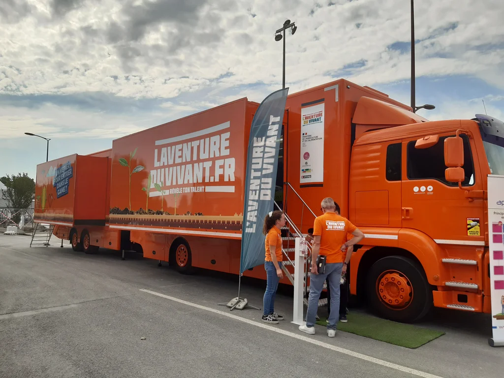 Dans le camion de "l'aventure du vivant", il sera possible de découvrir la diversité des métiers et des formations du vivant : plus de 200 métiers avec un emploi à la clé et plus de 150 formations générales, technologiques et professionnelles.