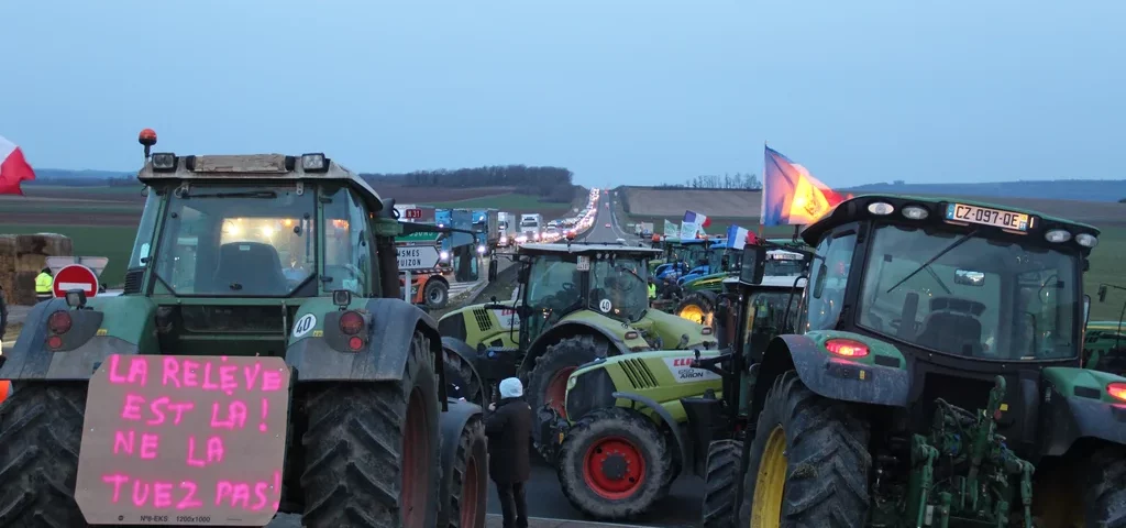 Les mobilisations des agriculteurs se poursuivent dans la Marne avec ici par exemple le blocage du rond-point de la Garenne près de Reims.