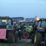 Les mobilisations des agriculteurs se poursuivent dans la Marne avec ici par exemple le blocage du rond-point de la Garenne près de Reims.
