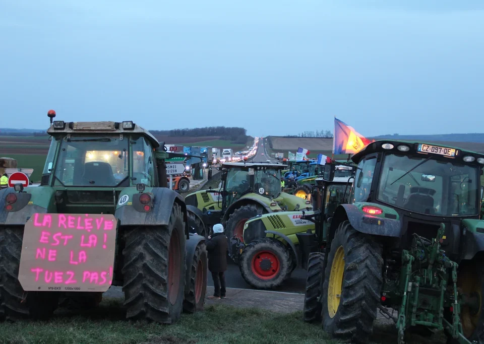 Les mobilisations des agriculteurs se poursuivent dans la Marne avec ici par exemple le blocage du rond-point de la Garenne près de Reims.