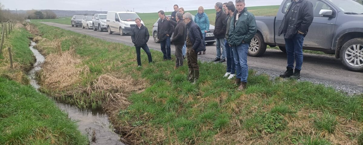 Échanges avec le Préfet autour de plusieurs cas concrets, comme ici l’entretien d’un fossé de drainage.