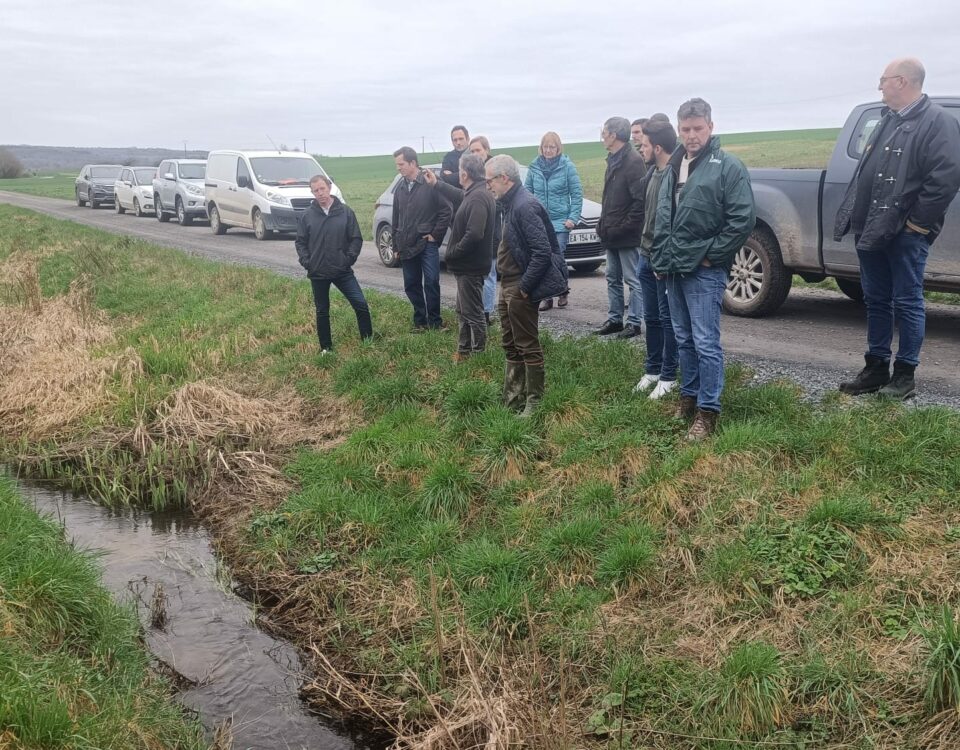 Échanges avec le Préfet autour de plusieurs cas concrets, comme ici l’entretien d’un fossé de drainage.