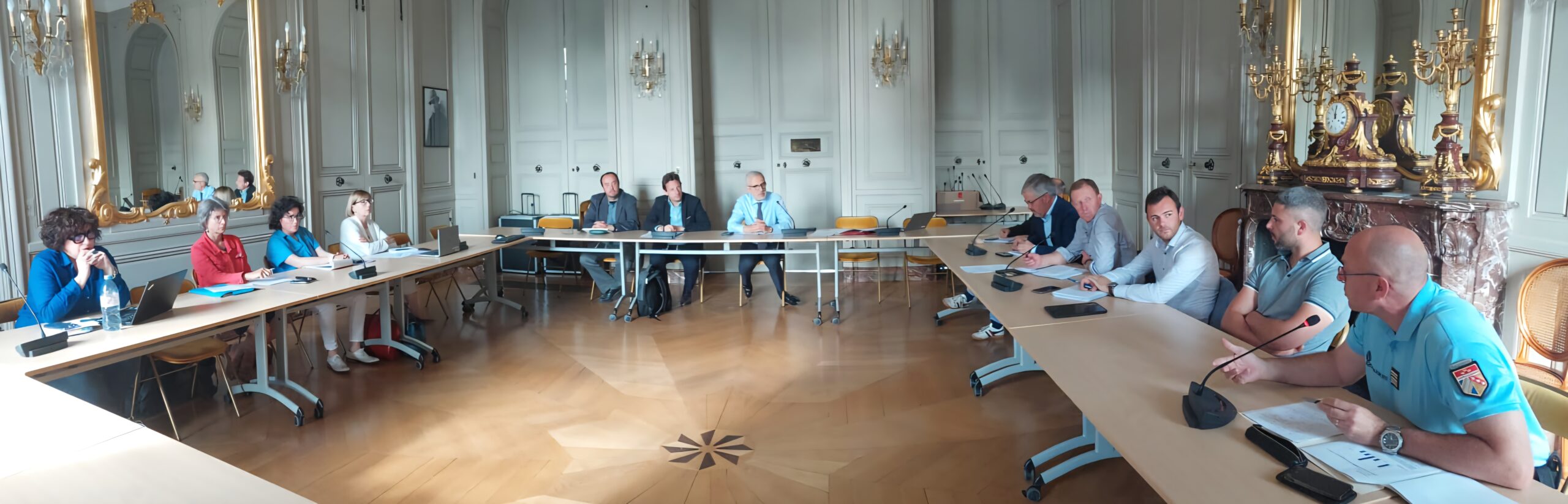 Le colonel de la Cruz présente le travail de ses équipes de gendarmerie à M. le préfet, les administrations présentes (DDETSPP, DDT, ASP) et les trois organisations agricoles.
