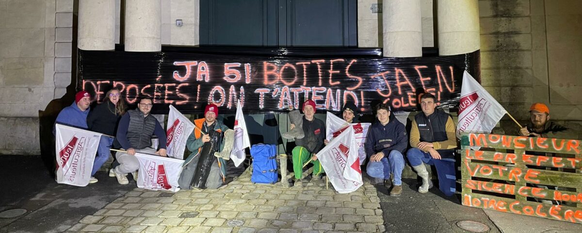 Pendant la réunion de travail réunissant les responsables FDSEA, JA et Chambre d’agriculture avec le préfet et ses services, une délégation JA a laissé un message clair à M. le préfet.